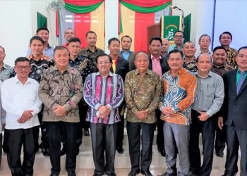 Panitia Pembangunan Gedung KPA, Rumah Dinas Pendeta dan perluasan area parkir gereja Gereja BNKP Resort 42 berfoto bersama dengan dewan penasehat setelah dilantik. (Foto Romulo Sinaga)