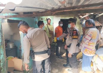 personil piket SPKT Polres Tebing Tinggi saat olah TKP