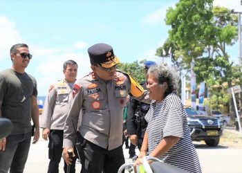 Kapolda Sumut, Irjen Pol RZ Panca Putra Simanjuntak bersama warga di Balige. (Foto Ist)