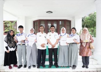 Pj Wali Kota Tebing Tinggi Muhammad Dimiyathi, S.Sos., M.TP photo bersama ke 4 Siswa SMAN 1 Raih Medali Emas AISEEF, Kepala sekolah dan para guru pembimbing