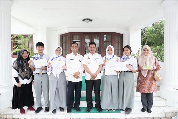 Pj Wali Kota Tebing Tinggi Muhammad Dimiyathi, S.Sos., M.TP photo bersama ke 4 Siswa SMAN 1 Raih Medali Emas AISEEF, Kepala sekolah dan para guru pembimbing