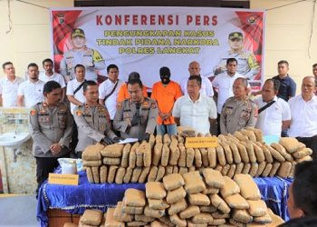 Kapolres Langkat AKBP Faisal Rahmat Simatupang kepada wartawan saat memaparkan tangkapan 233 Kg Ganja Kering Siap Edar Dan Sabu 1000 Gram. (Foto Ist)