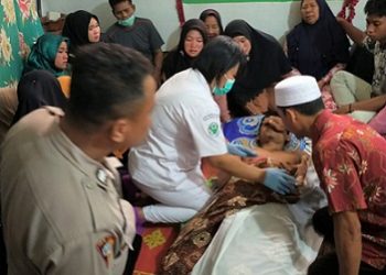 Jenajah Yudianto saat divisum luar seorang bidang desa dirumahnya
