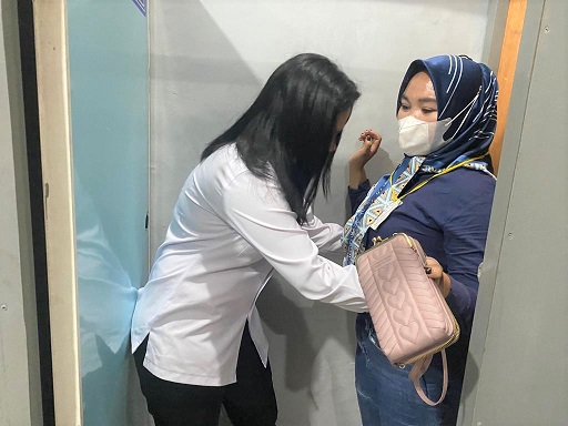 Petugas Lapas Klas II B Tebing Tinggi saat penggeledahan pengunjung