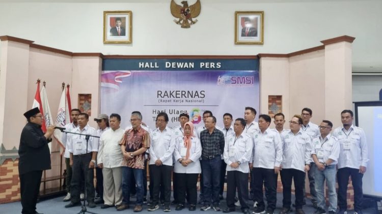 Ketua Dewan Pembina Perkumpulan Pemimpin Redaksi Media Siber Indonesia atau Forum Pemred Media Siber, Firdaus, melantik pengurus Pusat dan Provinsi se-Indonesia periode 2023-2028