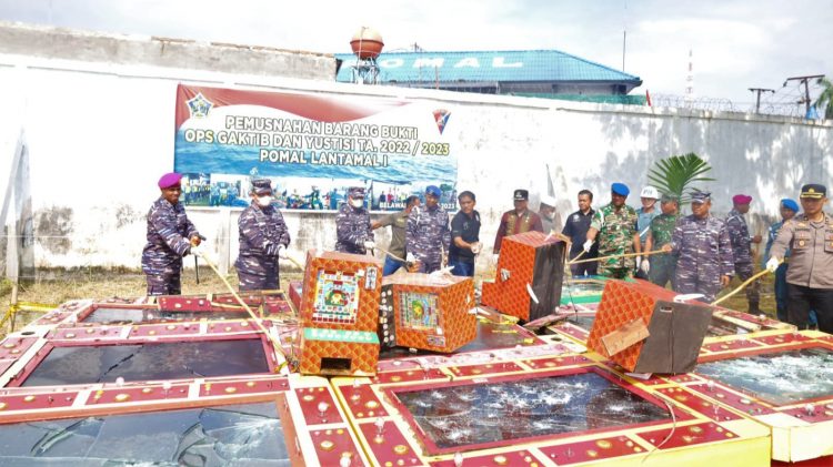 Danlantamal-I Belawan, Laksamana Pertama TNI Johanes Djanarko Wibowo didampingi Asintel, Kolonel Dafris bersama Komandan Pomal Letnan Kolonel Dabiel Dwi Handoyo serta PJU di Lantamal-I memusnahkan barang bukti mesin judi tembak ikan dan mesin dindong di Lapangan Bola PT Pelindo, Belawan, Kota Medan. (Foto Ist)