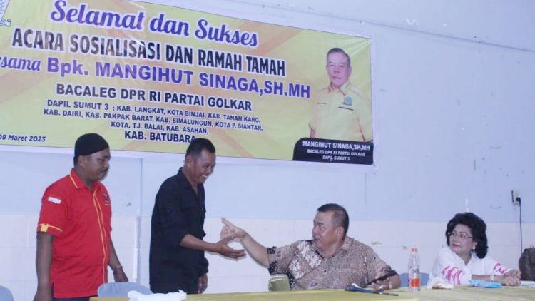 Bacaleg DPR RI Mangihut Sinaga SH, MH silaturahmi dengan Tokoh Masyarakat Batu Bara dan keluarga besar PPTSB Cabang Batu Bara, Marga Sonakmalela, di Kabupaten Batu Bara, Kamis kemarin. (Foto Ist)