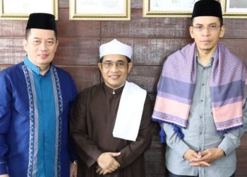 Ketua Harian Nasional Partai Perindo Dr TGB Muhammad Zainul Majdi bersilaturahmi ke rumah Tuan Guru Babussalam, Dr. Zikmal Fuad di kampung persulukan Desa Besilam, Kecamatan Padang Tualang, Kabupaten Langkat, Sumatera Utara. (Foto Ist)
