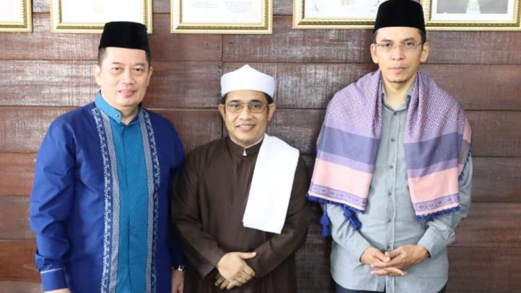 Ketua Harian Nasional Partai Perindo Dr TGB Muhammad Zainul Majdi bersilaturahmi ke rumah Tuan Guru Babussalam, Dr. Zikmal Fuad di kampung persulukan Desa Besilam, Kecamatan Padang Tualang, Kabupaten Langkat, Sumatera Utara. (Foto Ist)