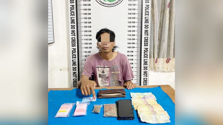 Pelaku Sariaman Siahaan beserta barang bukti