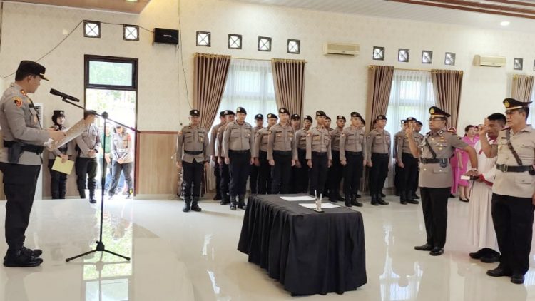 Kapolres Simalungun AKBP Ronald F.C Sipayung, S.H, S.I.K, M., menjadi Inspektur Upacara (Irup) Serah Terima Jabatan (Sertijab) Kapolsek Perdagangan dan Dolok Silau