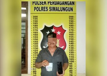 Sup alias Iyan (56) pemilik warung kopi (Warkop) menyambi penulis judi tebak angka jenis Kim Hongkong dan barang bukti