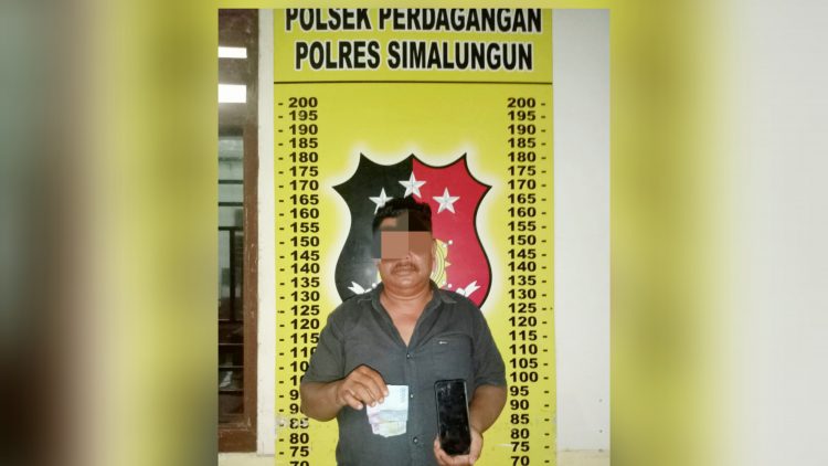 Sup alias Iyan (56) pemilik warung kopi (Warkop) menyambi penulis judi tebak angka jenis Kim Hongkong dan barang bukti