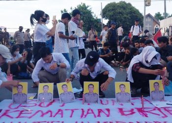Puluhan massa Perhimpunan Mahasiswa Samosir (Permasi) mengelar aksi di halaman depan Mapolda Sumut untuk kasus kematian Bripka Arfan Saragih. ?(Foto Ist)