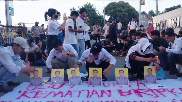 Puluhan massa Perhimpunan Mahasiswa Samosir (Permasi) mengelar aksi di halaman depan Mapolda Sumut untuk kasus kematian Bripka Arfan Saragih. ?(Foto Ist)