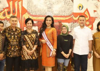 Wagub Sumut Musa Rajekshah bersama
Tabitha Cristabela Napitupulu, yang akan mewakili Sumut ke ajang pemilihan Puteri Indonesia 2023. (Foto Ist)