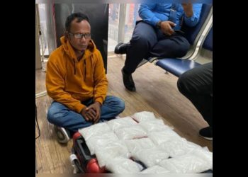 Tersangka AA beserta barang bukti 16 bungkus plastik berisi shabu berat total 4 Kg diamankan di Bandara Kualanamu Internasional Airport (KNIA). (Foto Ist)