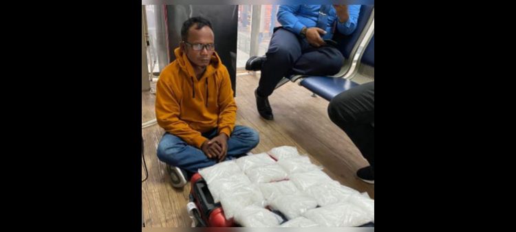 Tersangka AA beserta barang bukti 16 bungkus plastik berisi shabu berat total 4 Kg diamankan di Bandara Kualanamu Internasional Airport (KNIA). (Foto Ist)