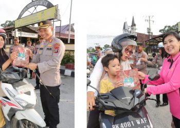 Kapolres Siantar AKBP Fernando SH, S.I.K bersama Ketua Bhayangkari Cabang Polres Siantar Ny. Mourine Fernando membagikan takjil kepada masyarakat pengguna jalan