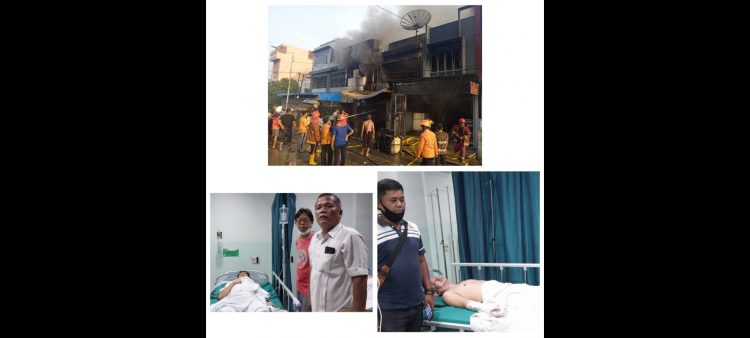Petugas damkar saat berusaha memadamkan kobaran api. (Photo atas). Kanit Reskrim Polsek Siantar Utara AIPTU Bolon Situngkir melihat kondisi dua korban luka bakar, Leng Kok Tji dan Erikson di RS Vita Insani. (photo bawah).
