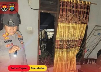 Polisi periksa rumah warga yang dirusak massa karena diisukan memelihara begu ganjang di Desa Sisoma, Kecamatan Tantom Angkola, Kabupaten Tapauli Selatan. (Foto Ist)