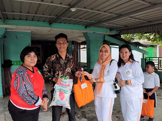Ketua DPW Lapas Klas IIB Tebing Tinggi, Ibu Nina Saab saat menyerahkan secara simbolis bansos kepada salah satu warga