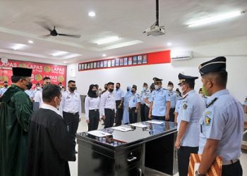 Kalapas Kelas IIB Tebing Tinggi Anton Setiawan pimpin pelaksanaan pelantikan dan pengambilan sumpah mpat orang Calon Pegawai Negeri Sipil menjadi PNS dilingkungan Lapas Kelas IIB Tebing Tinggi