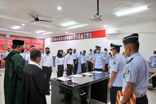 Kalapas Kelas IIB Tebing Tinggi Anton Setiawan pimpin pelaksanaan pelantikan dan pengambilan sumpah mpat orang Calon Pegawai Negeri Sipil menjadi PNS dilingkungan Lapas Kelas IIB Tebing Tinggi