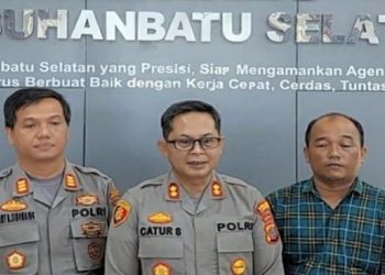Kapolres Labuhanbatu Selatan, AKBP Catur Sungkowo melakukan mediasi perselisihan antara antara Kapolsek Torgamba AKP.L.B.Sihombing dan istrinya dengan Aipda Rivo Sitorus. (Foto Ist)