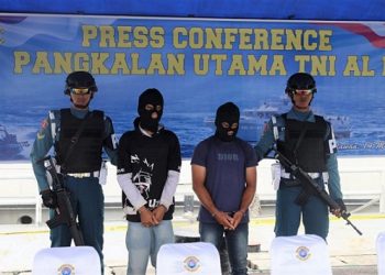 Dua kurir narkoba yang ditangkap Lantamal I dengan barang bukti 36 kilogram sabu, di Medan. (Foto Ist)
