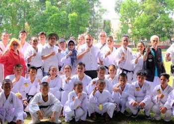 Wali Kota Siantar dr Susanti Dewayani SpA photo bersama denga para pelatih dan atlit TAKO Indonesia
