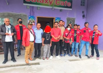 Ketua DPC PBB Kabupaten Samosir, Roland Sitanggang beserta anggota dan didampinggi Divisi Hukum PBB Simson Simarmata SH menyelamatkam dua anak dibawah yang diduga diperkerjakan di tempat hiburan malam. (Foto Ist)