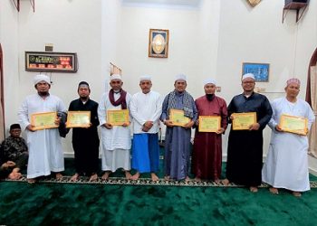 pemberian piagam penghargaan oleh Waka Polres mewakili Kapolres Tanjung Balai kepada para Ustadz pembimbing.