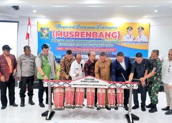 Wakil Bupati H Zonny Waldi membuka secara resmi Musrenbang RKPD Kabupaten Simalungun Tahun 2024 dengan pemukulan Gondrang