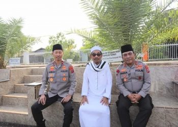 Kapolda Sumut, Irjen Pol RZ Panca Putra Simanjuntak didampinggi Wakapolda Sumut Brigjen Pol Jawari bersama alim ulama. (Foto Ist)