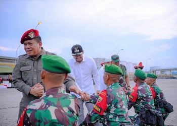 Wali Kota Medan Bobby Nasution menghadiri pemberangkatan Satgas Yonif 125/SMB yang akan melaksanakan tugas operasi Pengamanan Perbatasan (Pamtas) RI-Papua Nugini (PNG) Kewilayahan di Wilayah Kodam XVII/Cenderawasih Provinsi Papua di Dermaga 105 Pelindo Belawan. (Foto Ist)