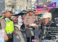 Sat Lantas Polres Tanjung Balai Berikan Takjil Kepada Pengendara Yang Melintas di Bundaran PLN 