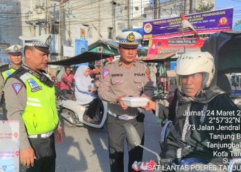 Sat Lantas Polres Tanjung Balai Berikan Takjil Kepada Pengendara Yang Melintas di Bundaran PLN 