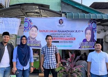 Kader Partai Nasdem Medan, Lailatul Badri bersama dengan Anwar Bakti Institute membuka " Dapur Umum " pada bulan suci Ramadhan 1444 H di Jalan Bambu, Medan. (Foto Ist)
