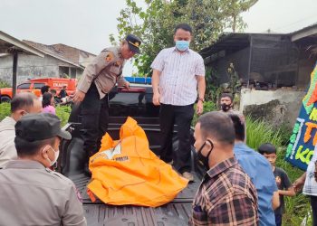 Kasat Reskrim Polres Siantar AKP Banuara Manurung SH, MH bersama Kaurbin Opsnal (KBO) Sat Reskrim IPTU B.R Simanjuntak SH saat evakuasi Jenajah Robert Siburian di TKP