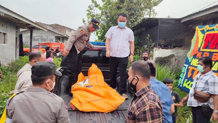 Kasat Reskrim Polres Siantar AKP Banuara Manurung SH, MH bersama Kaurbin Opsnal (KBO) Sat Reskrim IPTU B.R Simanjuntak SH saat evakuasi Jenajah Robert Siburian di TKP