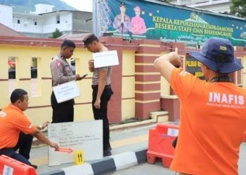 Pra rekonstruksi kematian personel Satlantas Polres Samosir Bripka Arfan Saragih di Polres Samosir. (Foto Ist)
