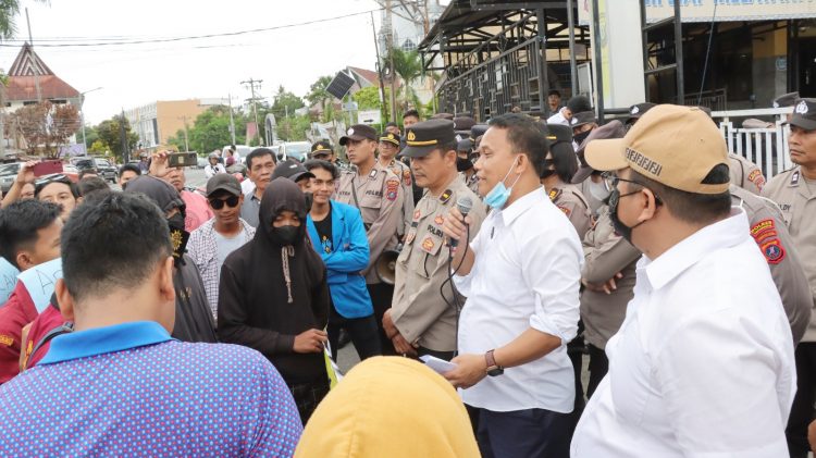 Kasat Reskrim AKP Banuara Manurung SH saat memberikan penjelasan kepada massa unras