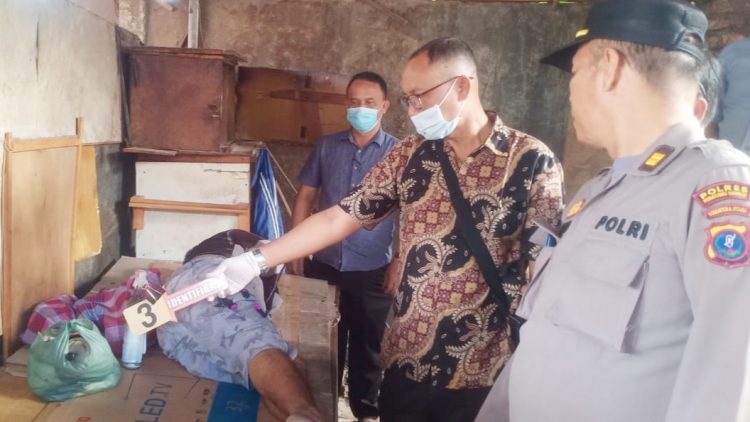 Kasat Reskrim AKP Banuara Manurung SH bersama Tim Inafis saat melakukan olah TKP