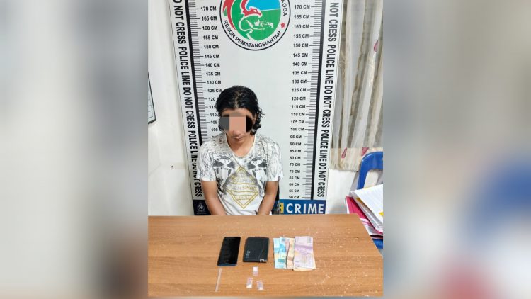 Pelaku Edy Surahman dan seluruh barang bukti diboyong ke ruangan Satres Narkoba Polres Siantar.