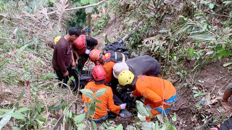 Jasad korban Fikri Maulana saat di evakuasi Tim SAR Gabungan