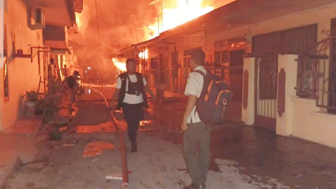 Kebakaran di Jalan Pertempuran, Gang Sekata, Lingkungan VI, Kelurahan Pulo Brayan Kota, Kecamatan Medan Barat, Medan. (Foto Ist)