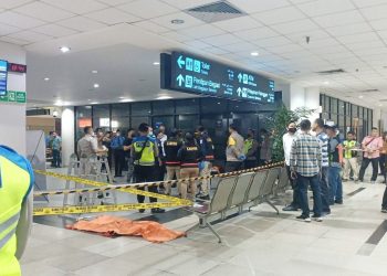 Petugas Bandara Internasional Kualanamu melakukan evakuasi atas temuan mayat wanita dibawah lift. (Foto Ist)