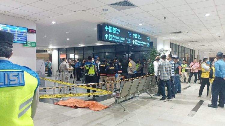 Petugas Bandara Internasional Kualanamu melakukan evakuasi atas temuan mayat wanita dibawah lift. (Foto Ist)