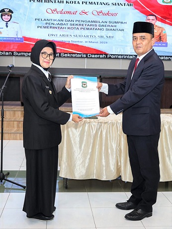Wali Kota Siantar dr Susanti Dewayani SpA dalam pidatonya usai melantik Dwi Aries Sudarto SH MH sebagai Pj Sekretaris Daerah Pemko Siantar